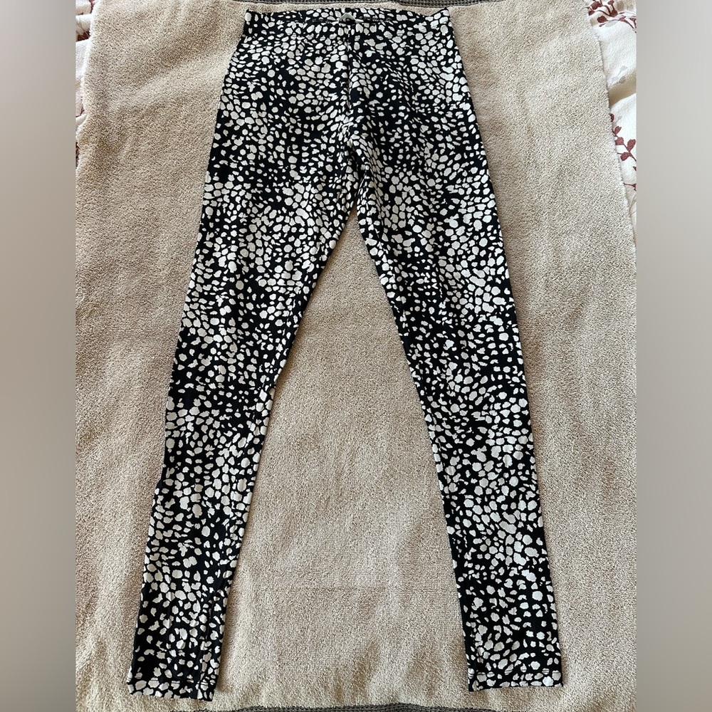 NWOT H&M Black and Cream Patterned Leggings